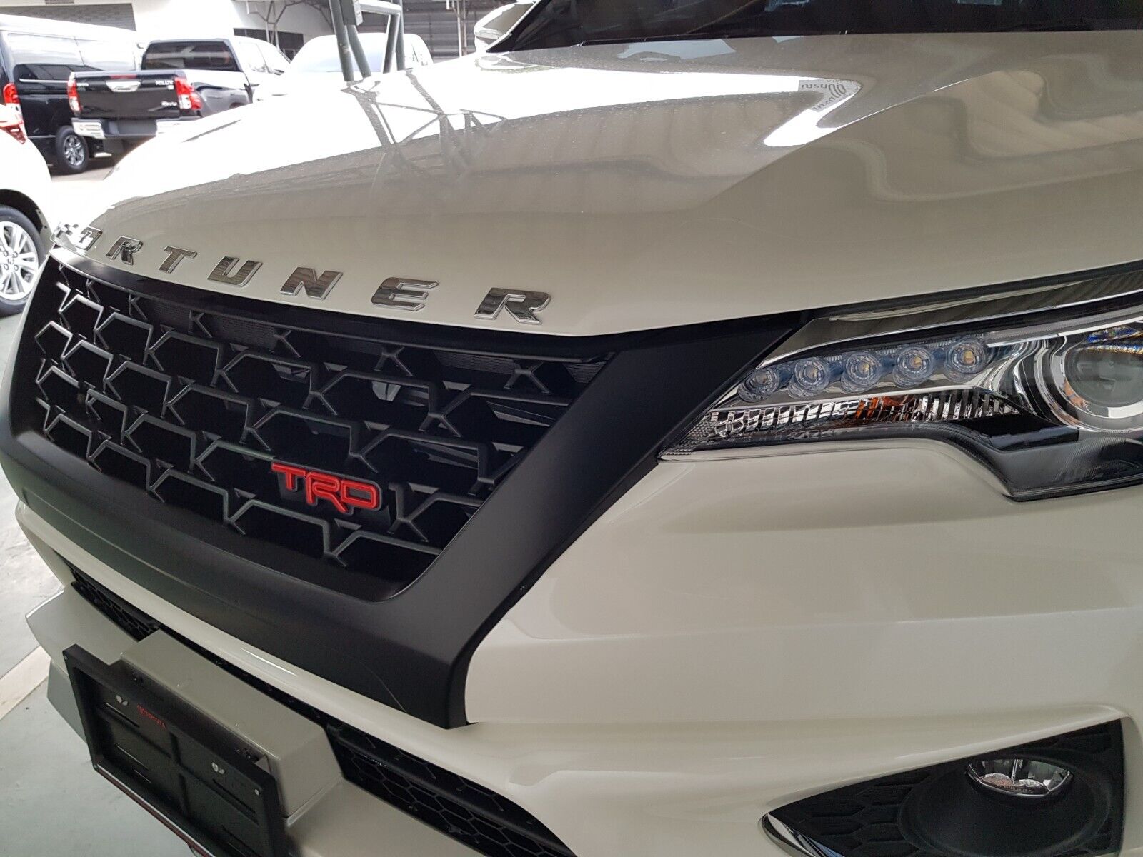 شبكة أمامية TRD باللون الأسود مع لوجو TRD وحلية حمراء لتويوتا فورتشنر 2018-2021 myakm.com jeep toyota cars