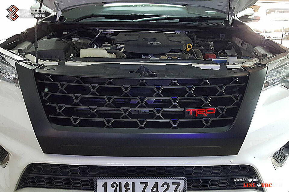 شبكة أمامية TRD باللون الأسود مع لوجو TRD وحلية حمراء لتويوتا فورتشنر 2018-2021 myakm.com jeep toyota cars